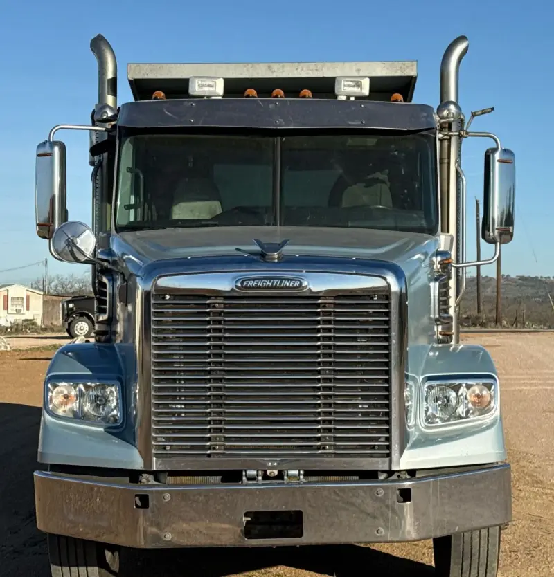 2013 Freightliner Coronado photo 2