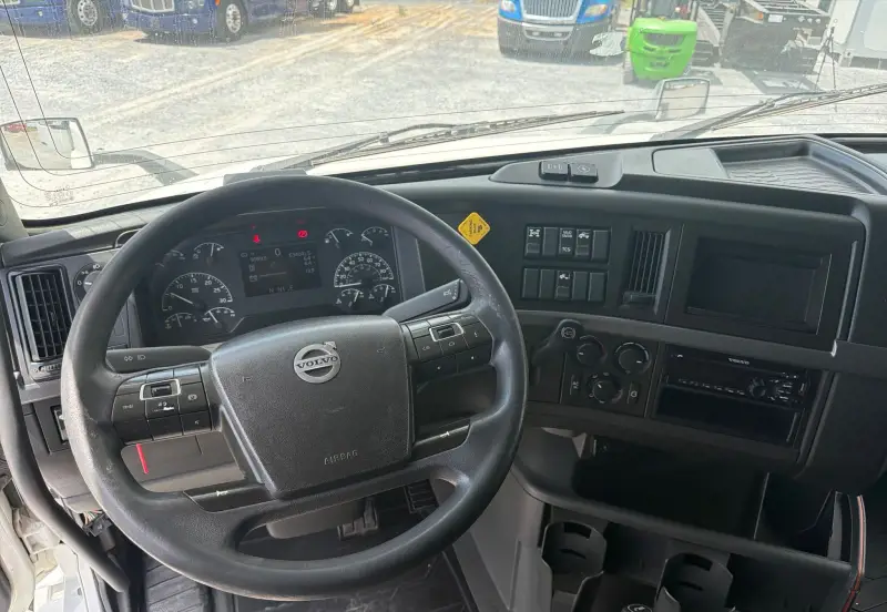 2020 Volvo VNL photo 32