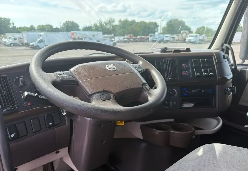 2014 Volvo VNL770 photo 29