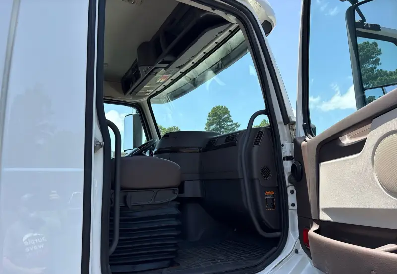 2018 Volvo Truck VNL photo 33
