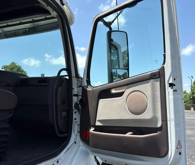2018 Volvo Truck VNL photo 35