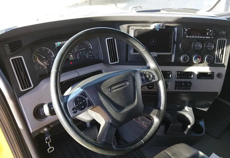 2023 Freightliner Cascadia photo 32
