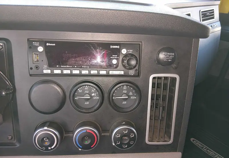 2023 Freightliner Cascadia photo 38