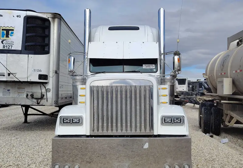 2005 Freightliner FLD photo 2