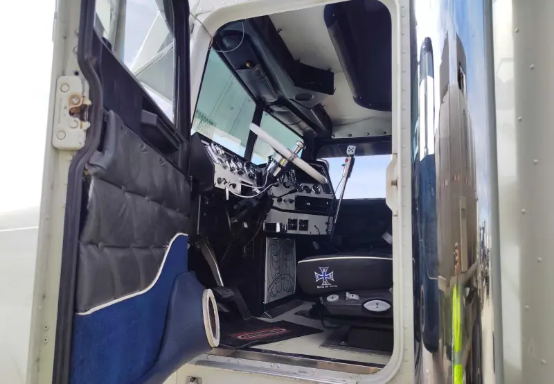 2005 Freightliner FLD photo 32