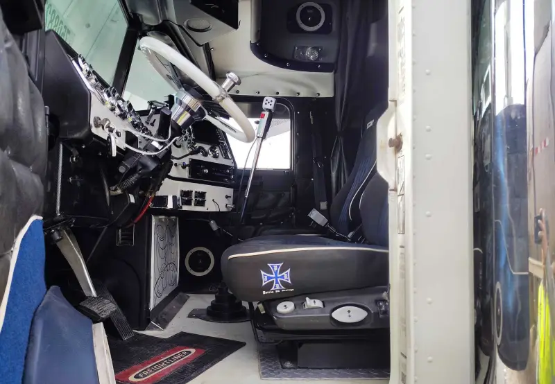 2005 Freightliner FLD photo 33