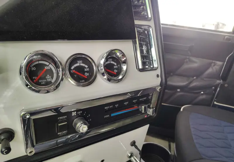 2005 Freightliner FLD photo 45