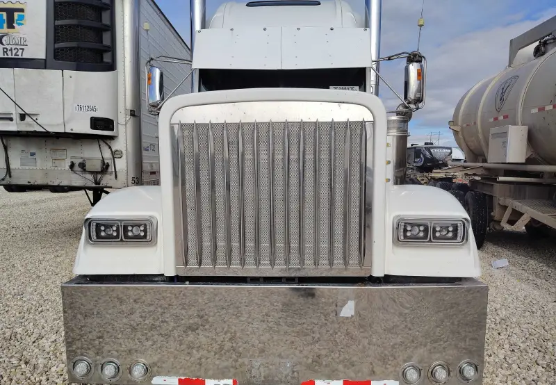 2005 Freightliner FLD photo 9